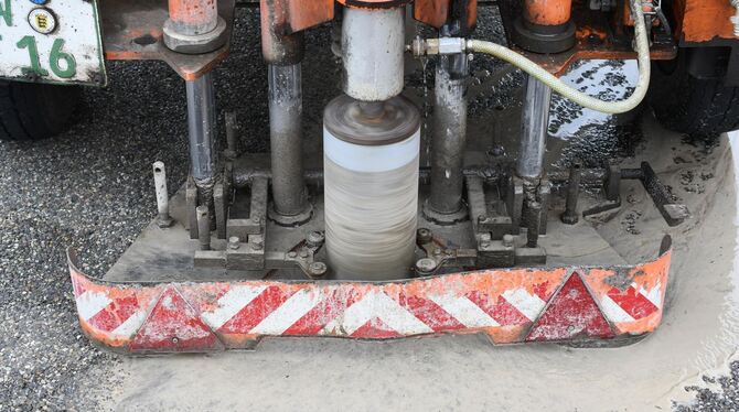 Ein Bohrer arbeitet sich in den Boden. (Symbolbild)