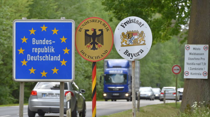 Fahrzeuge überqueren die deutsch-tschechische Grenze.