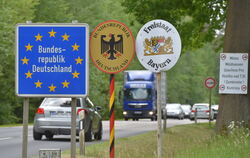 Fahrzeuge überqueren die deutsch-tschechische Grenze. 