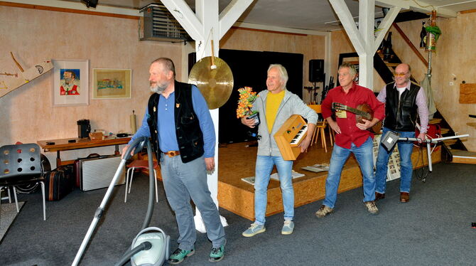 Jetzt ist ausräumen angesagt (von links): Helmut Bachschuster, Gerald Ettwein, Dieter von Au und Matthias Knodel. FOTO: NIETHAMM