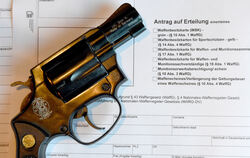 Für einen Revolver braucht man zumindest eine Waffenbesitzkarte. Extremisten erhalten diese seit 2017 im Land nicht mehr.  FOTO: