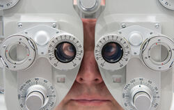Kein Durchblick: Viele Patienten wissen nicht, ob hinter ihrem Augenarzt ein Investor steht.  FOTO: DPA