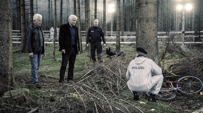 Ivo Batic (Miroslav Nemec) und Franz Leitmayr (Udo Wachtveitl) am Tatort im »Tatort«.  FOTO: BR/BAVARIA FICTION GMBH/HENDRIK HE