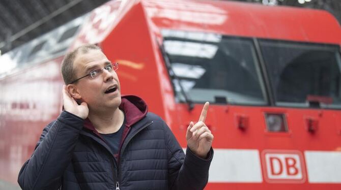 Der neue Bahnansager Heiko Grauel steht vor einem Zug