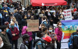 3000 Menschen demonstrierten auf dem Holzmarkt gegen Rassismus.