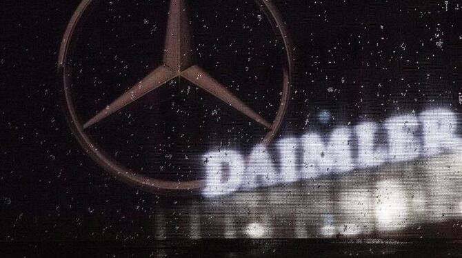 Logo der Daimler-AG sowie Mercedes-Stern