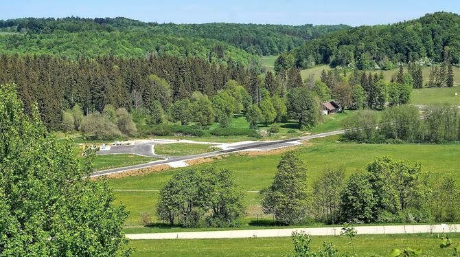 Die rund 750 Meter lange Daimler-Akustikmessstrecke. FOTO: LENK Die rund 750 Meter lange Daimler-Akustikmessstrecke. FOTO: LENK