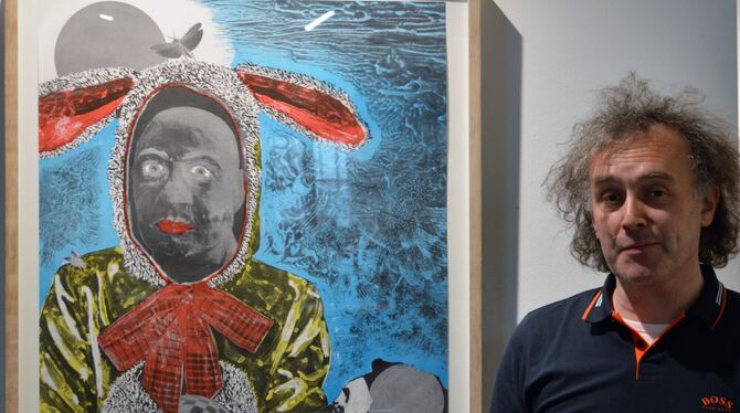 Der Künstler Patrick Fauck neben seiner Druckgrafik »Falscher Hase« in seiner Ausstellung in der Galerie des Künstlerbunds.  FOT