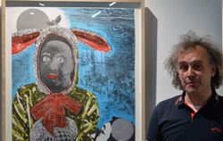 Der Künstler Patrick Fauck neben seiner Druckgrafik »Falscher Hase« in seiner Ausstellung in der Galerie des Künstlerbunds.  FOT