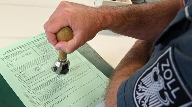 Zöllner stempelt Ausfuhrschein ab