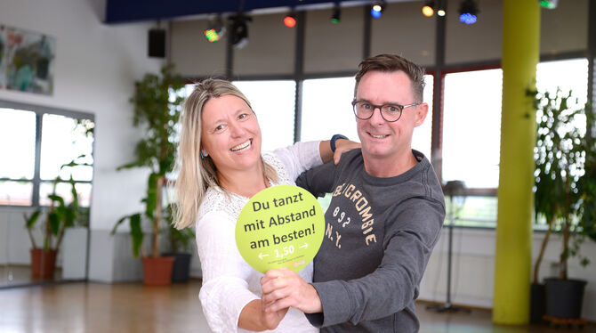 Sandra Felder und Ralph Boden betreiben die Tanzschule Tanzen und Spaß in Reutlingen.   FOTO: PIETH