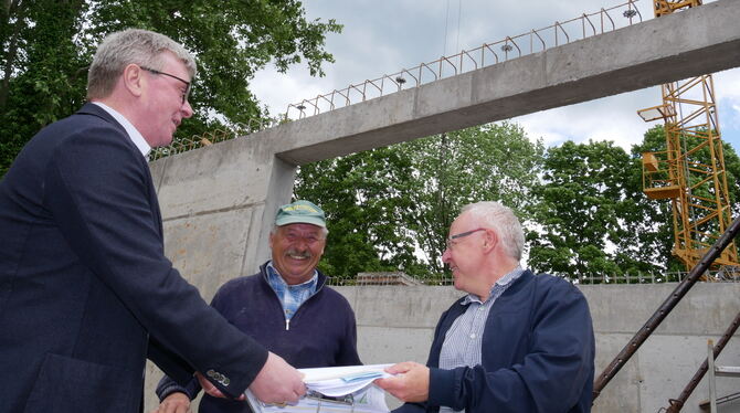 Gute Stimmung auf der Baustelle: Bad Urachs Bürgermeister Elmar Rebmann (links), Toni Wörner, Mit-Geschäftsführer von Müller-Bau