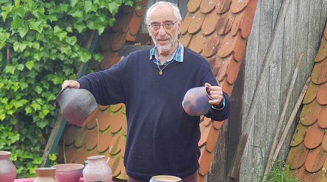 Paul Gaiser hat vor seinem Haus einen Tisch mit Keramikarbeiten aufgebaut. FOTO: KÜSTER