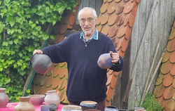 Paul Gaiser hat vor seinem Haus einen Tisch mit Keramikarbeiten aufgebaut. FOTO: KÜSTER