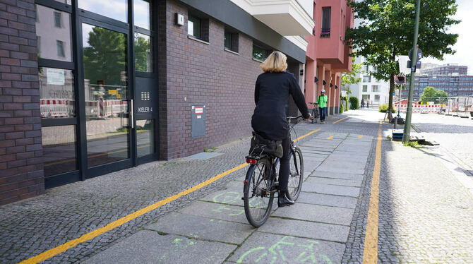 Schlechtes Beispiel: Hier haben die Fußgänger das Nachsehen. Provisorischer Pop-up-Radweg in Kiel.   FOTO: DPA