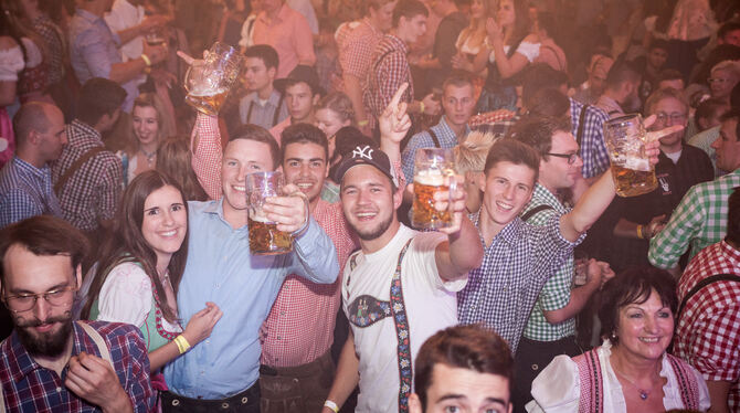 Feiern dichtgedrängt: Ob’s solche Szenen jemals wieder geben wird? Dieses Jahr sicher nicht, das Bierfest fällt aus. FOTO: PR Feiern dichtgedrängt: Ob’s solche Szenen jemals wieder geben wird? Dieses Jahr sicher nicht, das Bierfest fällt aus. FOTO: PR