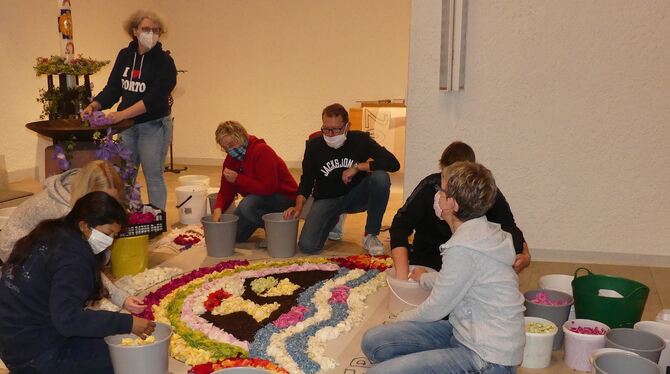 Der Regenbogen-Blumenteppich der Boni-Teens ist noch bis heute, Freitagabend in der Bonifatiuskirche in Metzingen zu sehen.  FOT