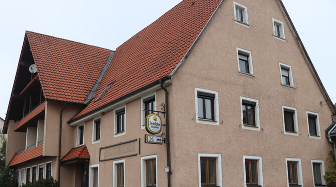 Das ehemalige Gasthaus Rose in Pfronstetten soll im Rahmen des Projekts Zukunftsdorf umgenutzt werden.   FOTO: BLOCHING