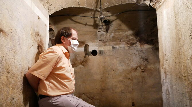 Mit dem Rücken zur Wand zeigt Martin Fink, wie die Pfullinger sich in Kriegstagen eng an eng in den Bunker gepresst haben. FOTO: