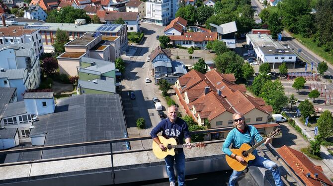 Rooftop-Konzert auf dem Naturana-Hochhaus mit Smile in a Pocket, bestehend aus Harry Röhrle (links) und Reiner Falow. FOTO: PRIV