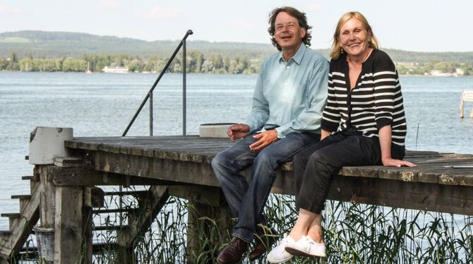 Am Bodensee: Uwe Stoffel und Ute Kleeberg, die in diesem Jahr ein Vierteljahrhundert Edition See-Igel feiern.  FOTO: MONIKA HÖNA
