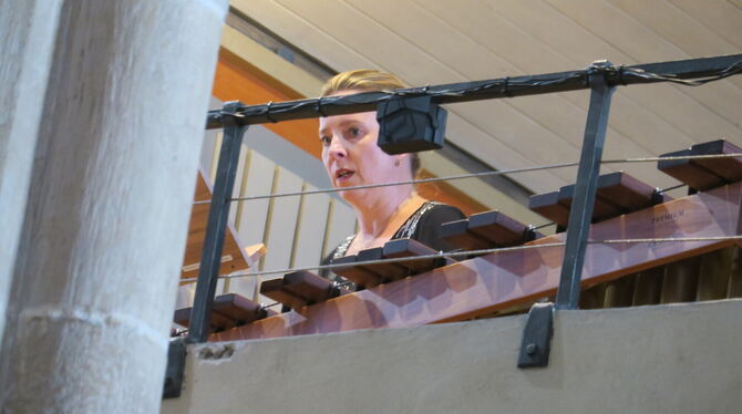 Die Marimbafonistin Katarzyna Mycka auf der Orgelempore der Tübinger Stiftskirche.   FOTO: KNAUER
