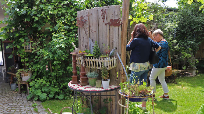 Besucher auf Stippvisite im Garten der Familie Münzing. FOTO: BLOCHING