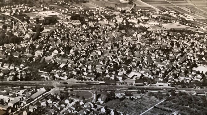 Eine Luftaufnahme Metzingens um 1960. FOTO: BJÖRN KRASOVC, ENINGEN