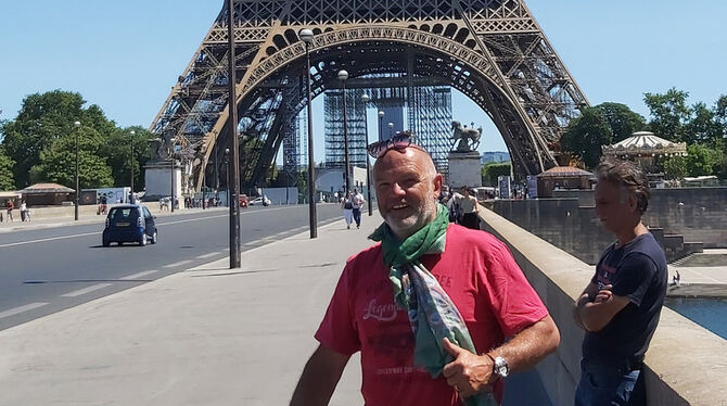 Glücklich am Ziel: Wilfried Gehr mit seinem Velosolex in Paris. FOTO: GEHR