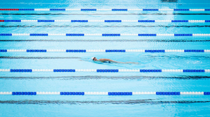 Ein einsamer Schwimmer zieht vorschriftsmäßig seine Bahnen im Reutlinger Freibad.