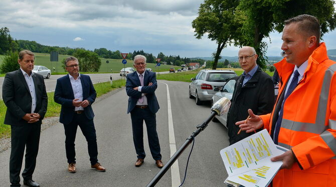 Ortstermin zum vierspurigen B-27-Ausbau bei Mössingen auf Einladung des Tübinger Presseclubs mit (von rechts) Michael Kittelberg