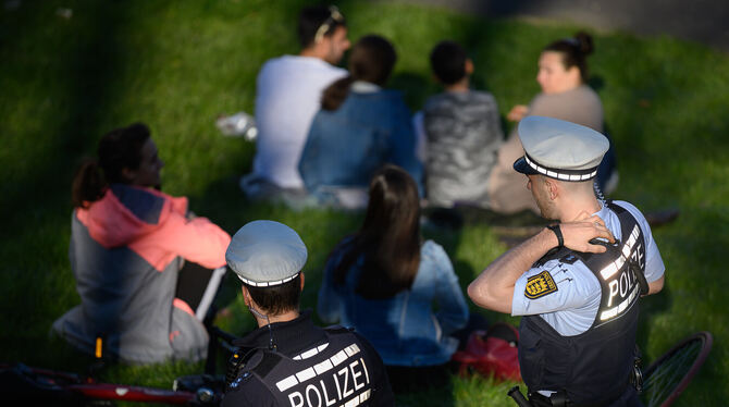 Die Polizei   kontrolliert, wie  hier in einem Park  in Stuttgart, die  Einhaltung der  Vorschriften zur Eindämmung des Coronavi