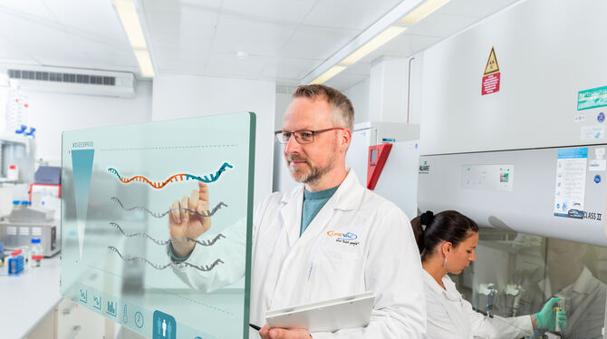 Beim Tübinger Unternehmen Curevac analysiert ein Mitarbeiter im Labor einen DNA-Strang.  FOTO: CUREVAC