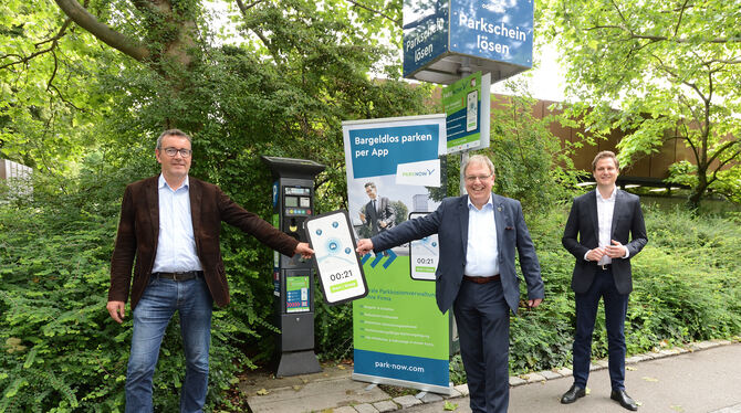 Starten das Smartphone-Parken in Reutlingen (von links): Wirtschaftsamtsleiter Peter Wilke, OB Thomas Keck und Park Now Geschäft