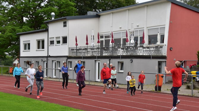 Eine Fitnesseinheit für Kusterdinger, die auch in der Corona-Krise in Bewegung bleiben wollen, gibt es jeden Montagabend. Bei de Eine Fitnesseinheit für Kusterdinger, die auch in der Corona-Krise in Bewegung bleiben wollen, gibt es jeden Montagabend. Bei de