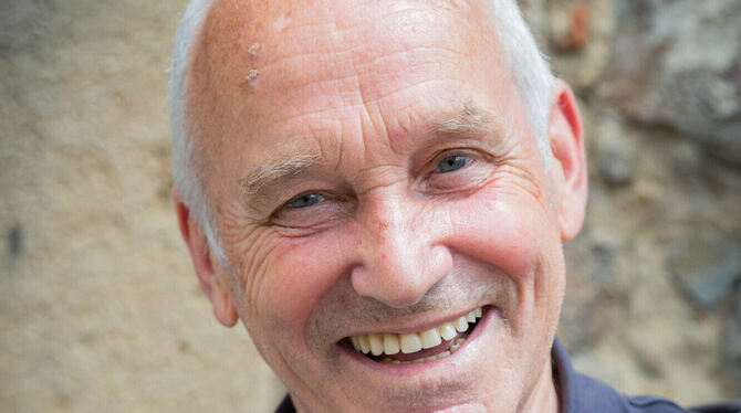 Weil Peter Gillé kein Handy hat, kann er die App auch nicht benutzen. Wenn er ein Handy hätte, würde er es aber auch nicht tun. Weil Peter Gillé kein Handy hat, kann er die App auch nicht benutzen. Wenn er ein Handy hätte, würde er es aber auch nicht tun.