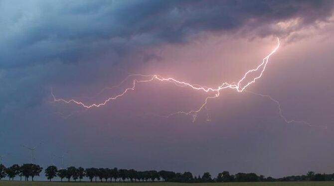 Ein Blitz erhellt den Abendhimmel