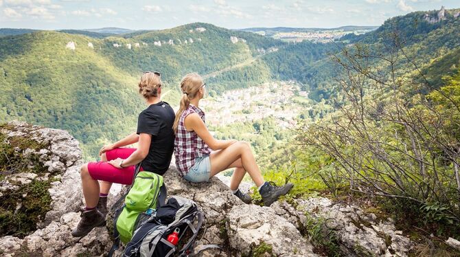 »hochgehträumt« startet beim Schloss Lichtenstein mit Ausblick auf Honau.  FOTO: PR