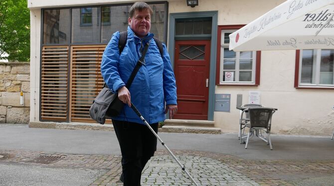 Die blinde Steinhilbenerin Simone Degler-Wahl kennt die Wege zwischen ihrem Wohnort, Reutlingen und Stuttgart sehr genau – so au