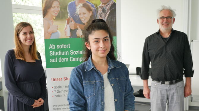 Leonie Wild und Dilek Gülfidan (von links) studieren auf dem Reutlinger Campus im fünften Semester Soziale Arbeit. Zusammen mit