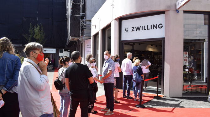 Schon vor der gestrigen Öffnung der ersten Shops in den Enzian-Höfen standen Kunden geduldig Schlange: Weil die Wege noch nicht