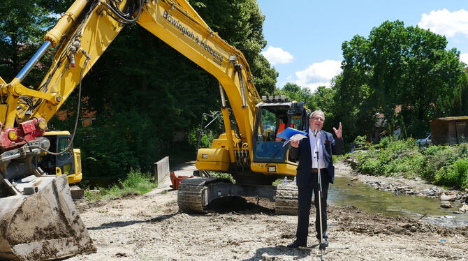 Reutlingens Oberbürgermeister Thomas Keck freute sich gestern, in Betzingen im Bereich »Goosgarten« mit seinem Baggerbiss den St