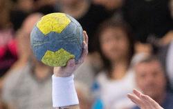 Auch Handballvereine bekommen in der Corona-Krise finanzielle Schwierigkeiten.   FOTO: DPA