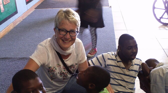 Margret Wannenmacher aus Walddorfhäslach bei einem ihrer letzten Besuche in »Tumelo Home« bei Johannesburg.  FOTO: PRIVAT