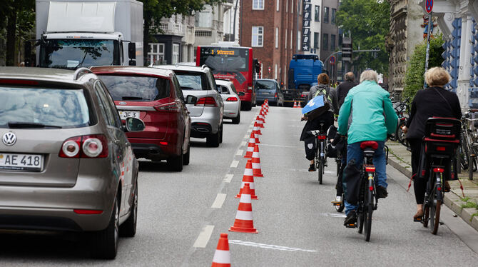 In Hamburg (Foto) ja, in Reutlingen nein: Radfahrer sind auf einer makierten Pop-up-Radspur unterwegs. FOTO: DPA