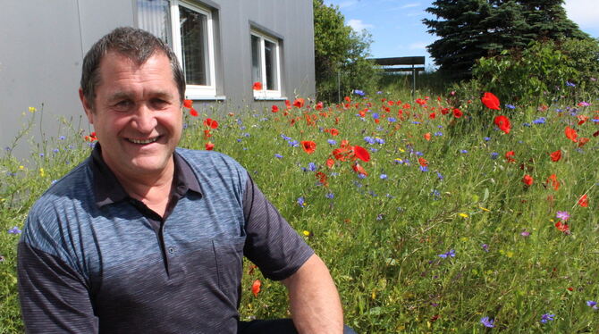 Gerhard Mader hat ein Herz für Insekten. An einer Gewerbehalle in Undingen hat er deshalb eine Wildblumenwiese gesät. FOTOS: FIS