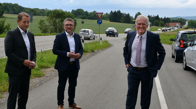 Beim Ortstermin mit dem Regierungspräsidium zum vierspurigen Ausbau der B 27 auf dem Parkplatz zwischen Bad Sebastiansweiler und
