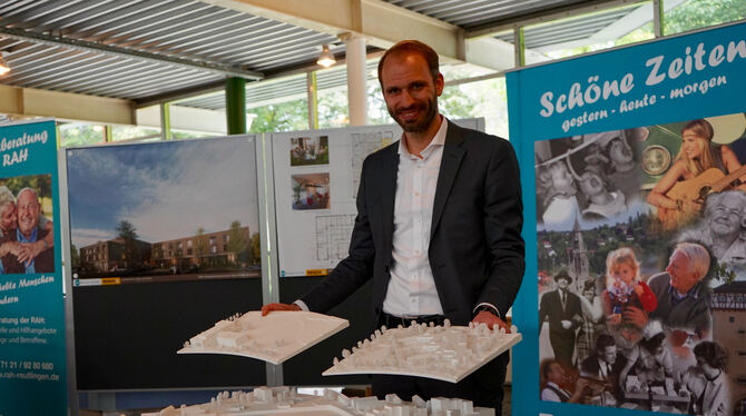 RAH-Geschäftsführer Timo Vollmer mit Modellen des Neubaus.  FOTO: LEIPOLD