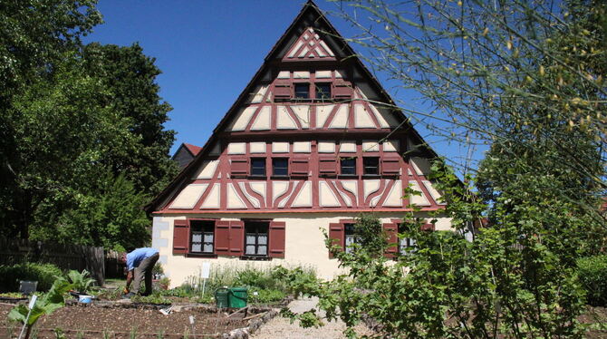 Wie aus dem Bilderbuch: Der Garten am Bauernhausmuseum in Ödenwaldstetten wird derzeit erneuert. FOTOS: DEWALD