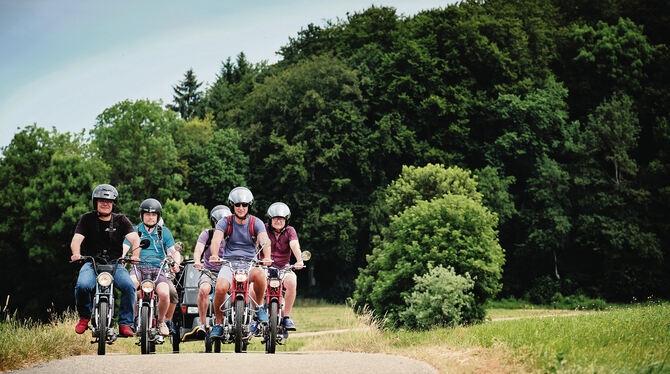 Mofa-Rundfahrt über die Schwäbische Alb mit Organisator Veit Senner (vorne links).  FOTO: HEINZ HESS